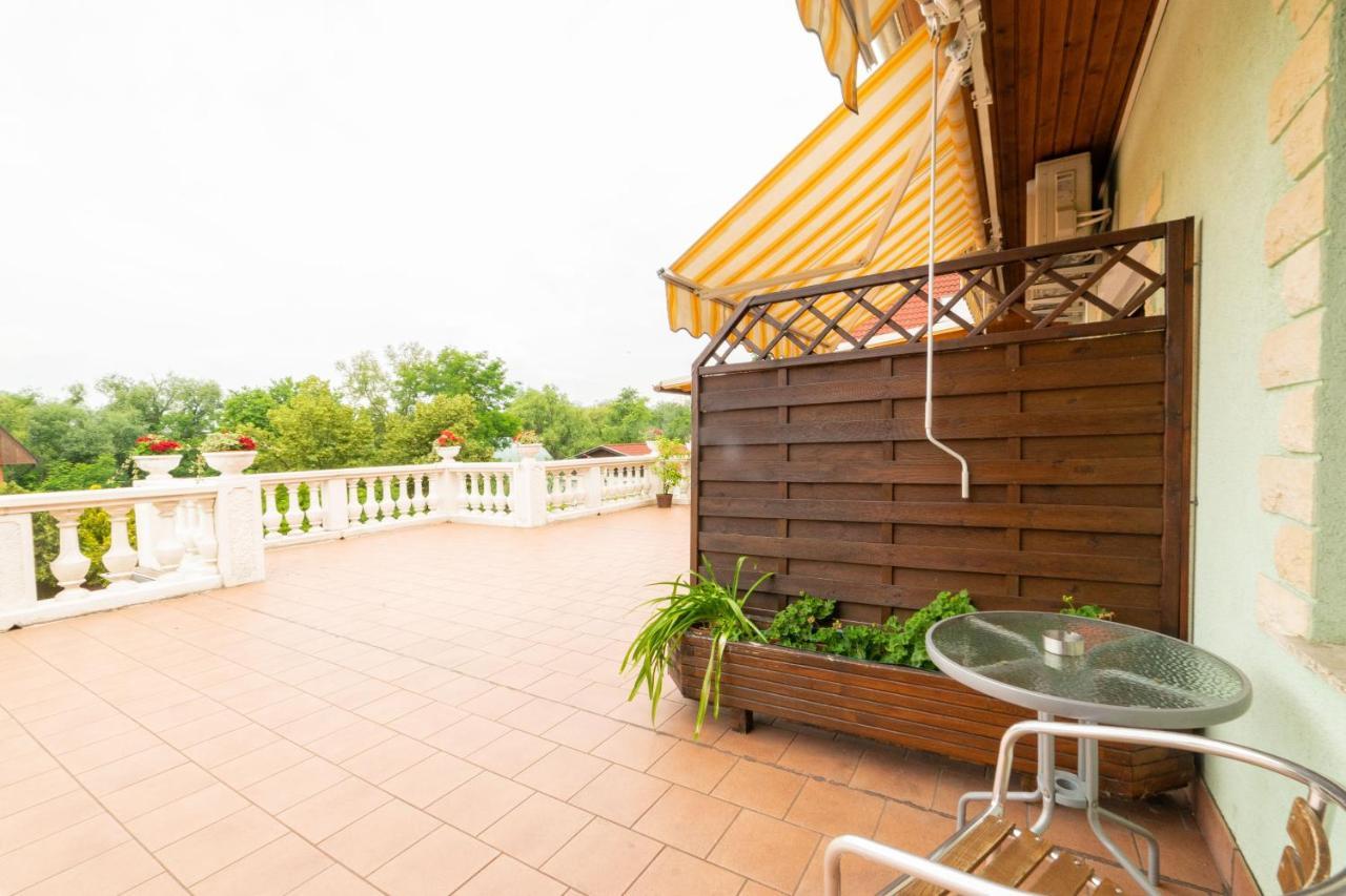 Le Rose Hotel Будапеща Екстериор снимка
