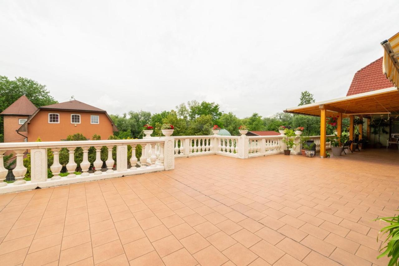 Le Rose Hotel Будапеща Екстериор снимка