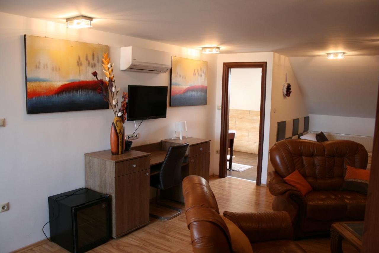Le Rose Hotel Будапеща Екстериор снимка
