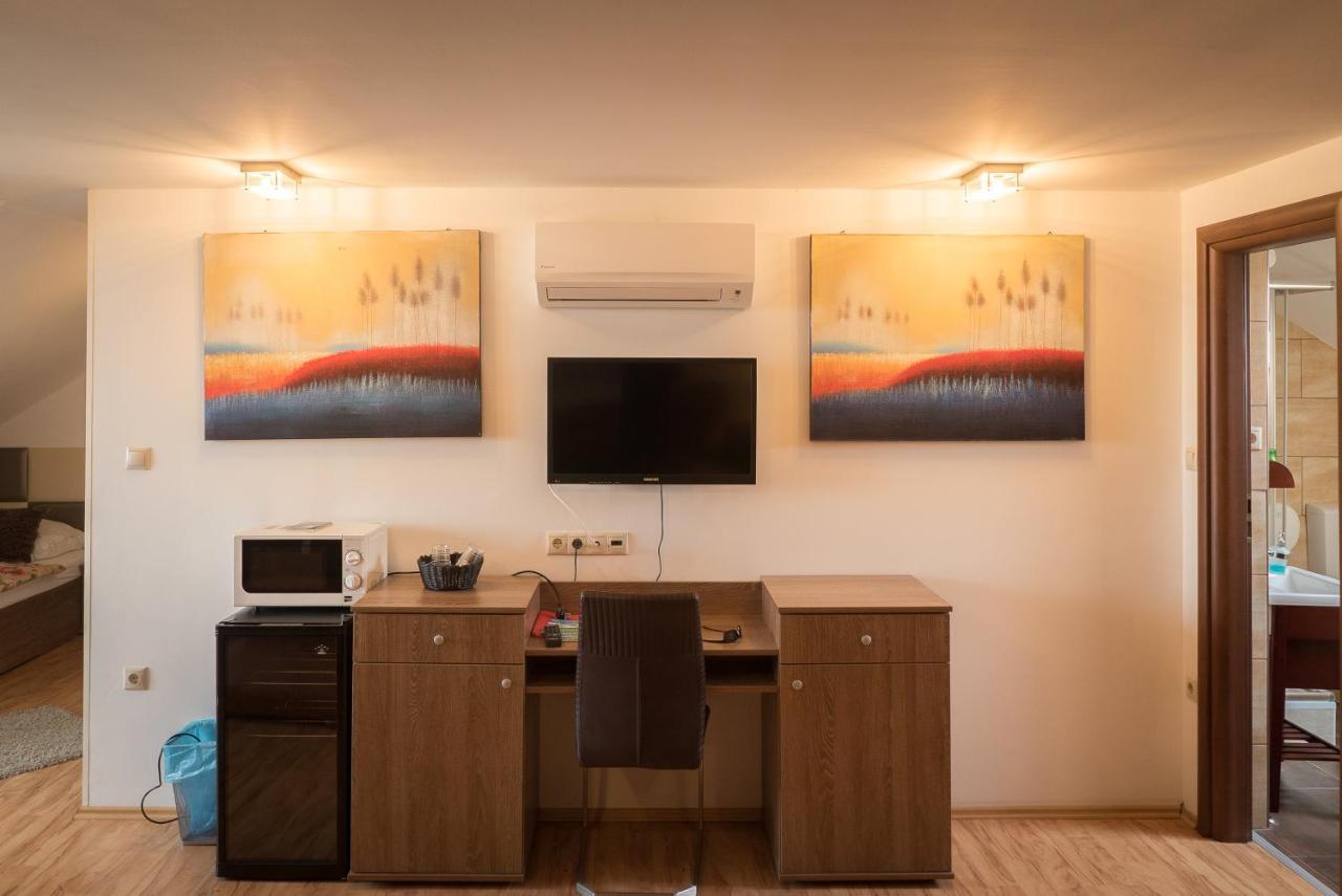 Le Rose Hotel Будапеща Екстериор снимка