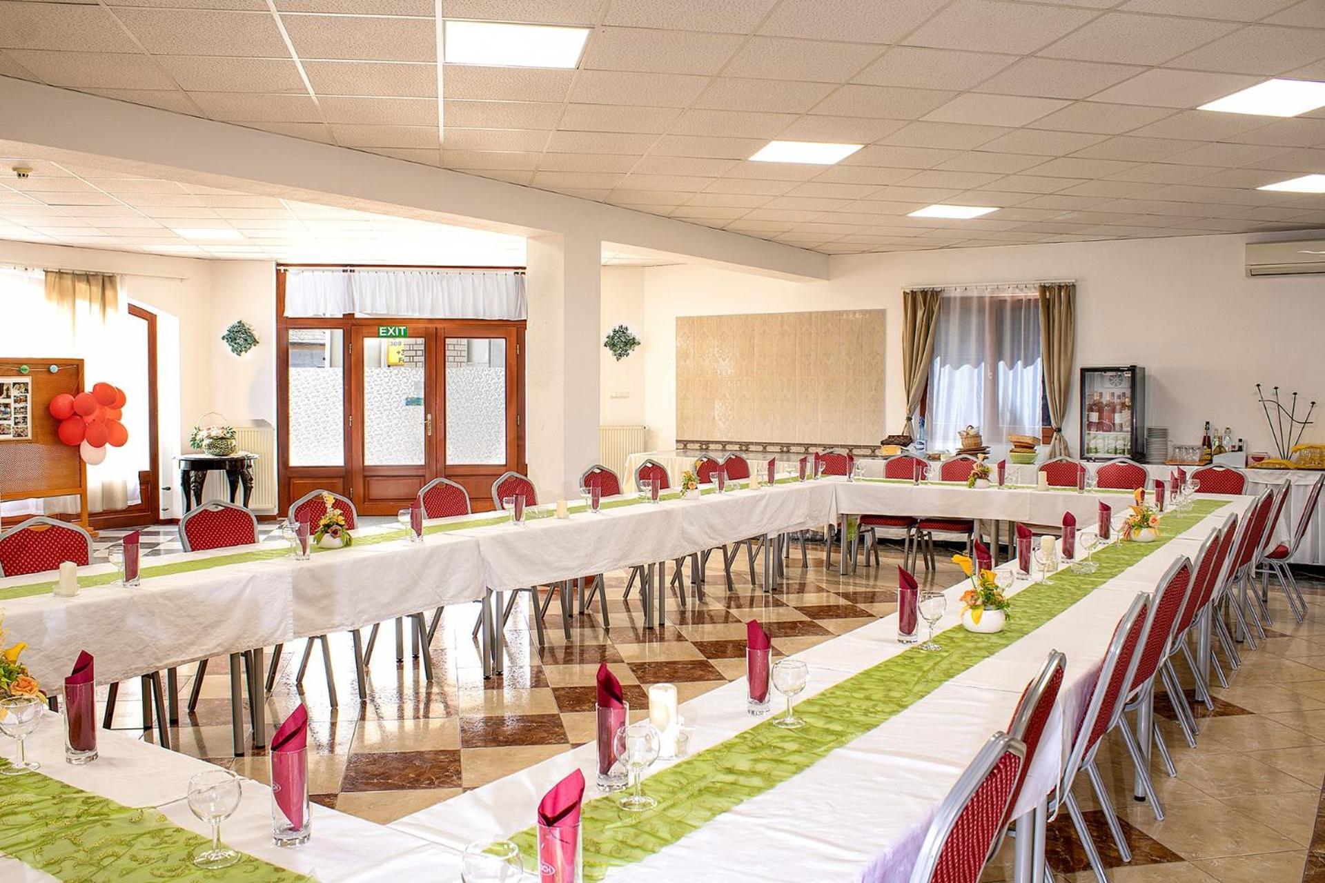 Le Rose Hotel Будапеща Екстериор снимка