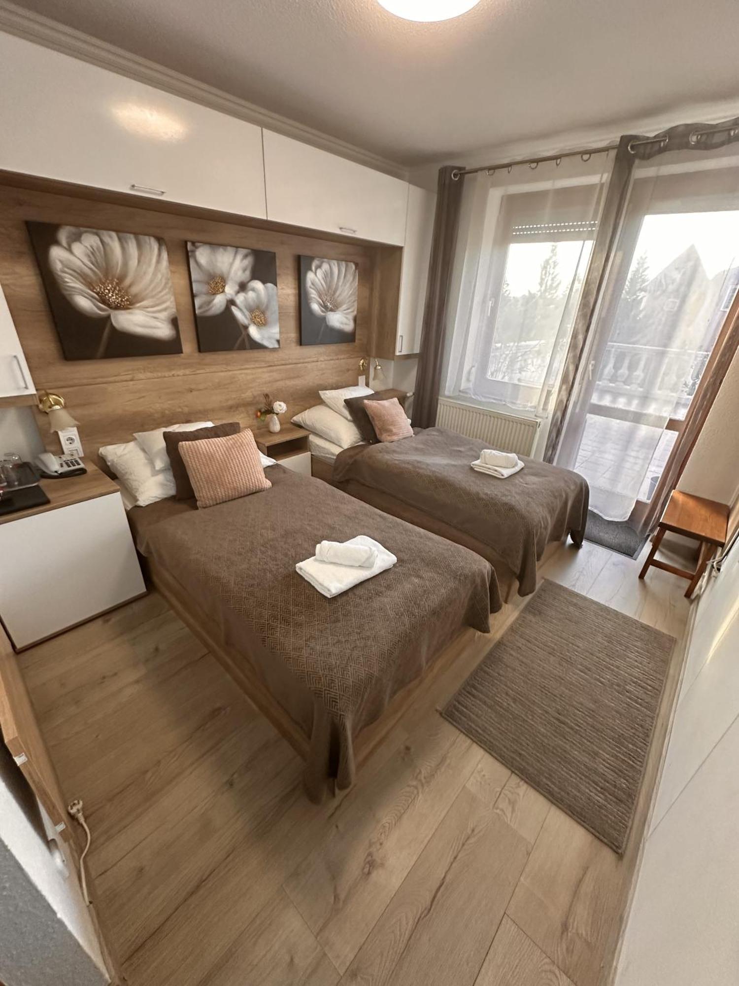 Le Rose Hotel Будапеща Екстериор снимка
