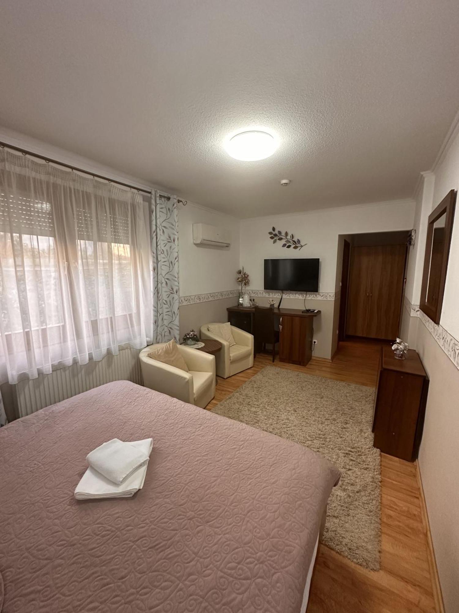 Le Rose Hotel Будапеща Екстериор снимка