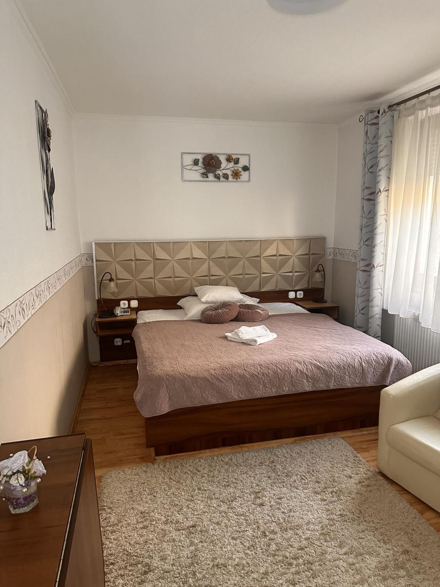 Le Rose Hotel Будапеща Екстериор снимка