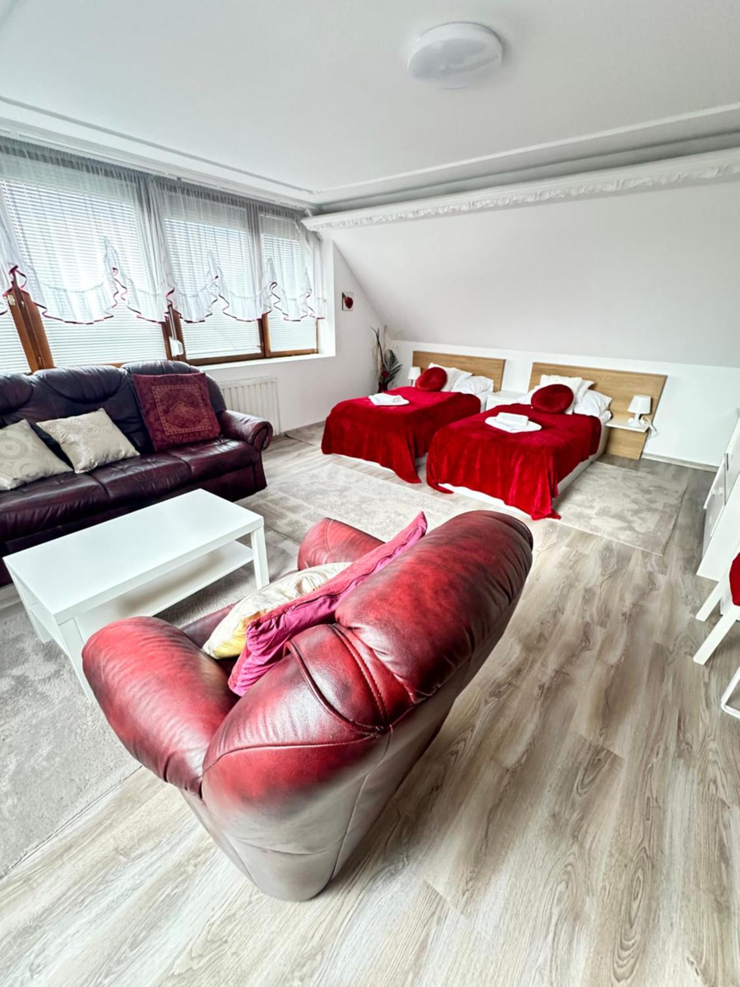 Le Rose Hotel Будапеща Екстериор снимка
