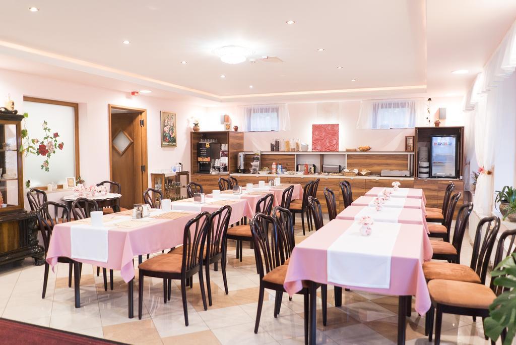 Le Rose Hotel Будапеща Екстериор снимка
